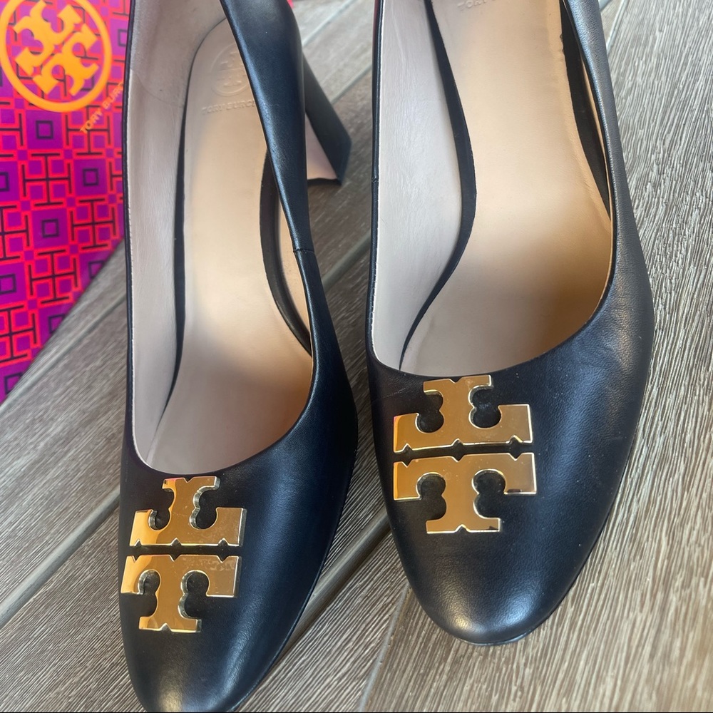 Style no: 36319
Black / Gold

LAURA 70MM
PUMP MESTICO (3” heel)